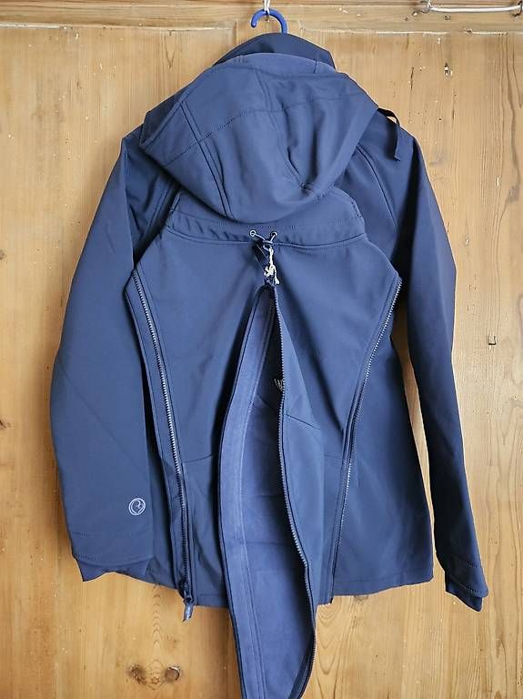 Giacche: mamalila Softshell Babywearing Jacket Allrounder navy S – Usato da Hergiswil NW venduto da Bergsunne 1
