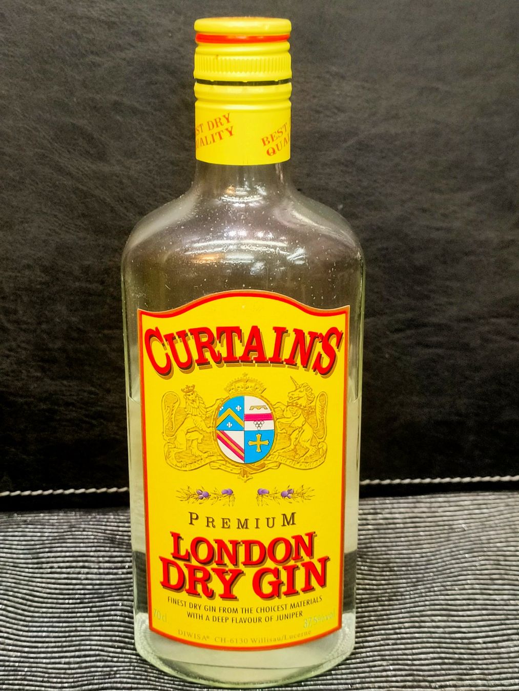 Bevande alcoliche: CURTAINS LONDON DRY GIN – Usato da Genève venduto da Leboucheoreilles