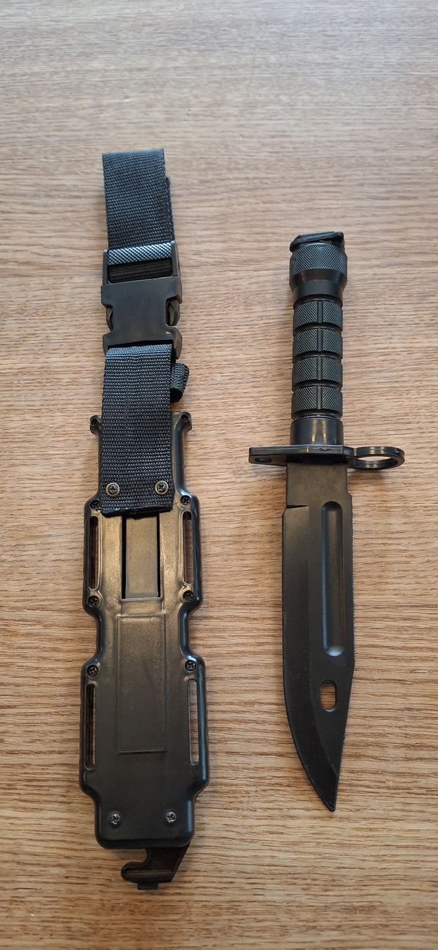 Stichwaffen: Baïonnette airsoft en plastique noire, avec étui – Gebraucht aus Magnedens von Calago 1