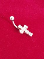 Bauchnabel Piercing mit Kreuz
