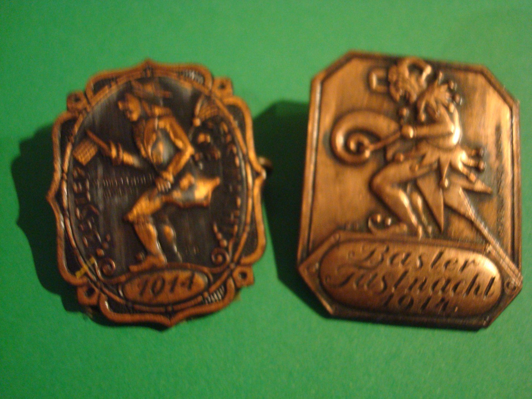 Placchette & Badge: Plakette 1914 Ueli uf em Baselstab  + dr dumm Peter – Usato da Riehen venduto da Baerewaegli