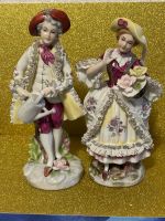 Zwei elegante Figuren im Stil des 18. Jahrhunderts