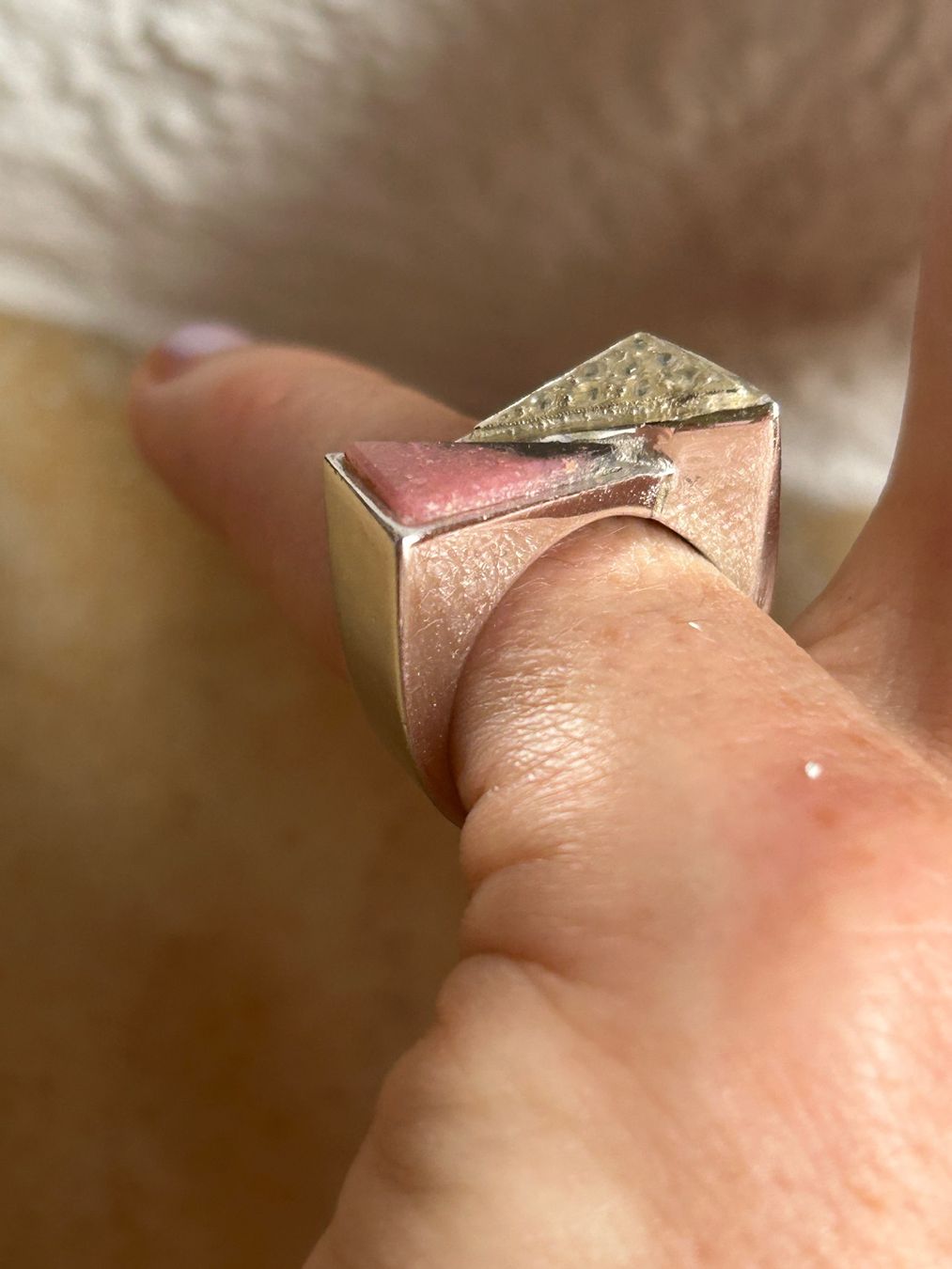 Anelli: Trendiger Dreiecks-Ring, Silber-Look, Grösse 53 – Usato da Dittingen venduto da Bellevista 8