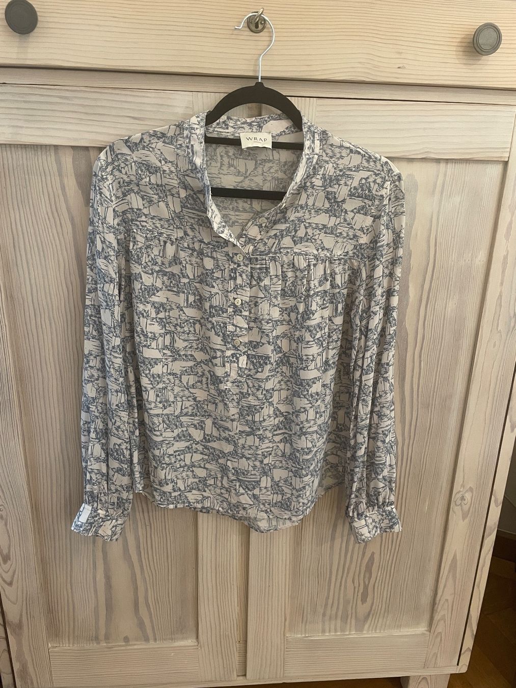 Camicette: Seidenbluse von Wrap, graphisches Muster, Creme-bleu, 36 – Usato da Basel venduto da non_vn79