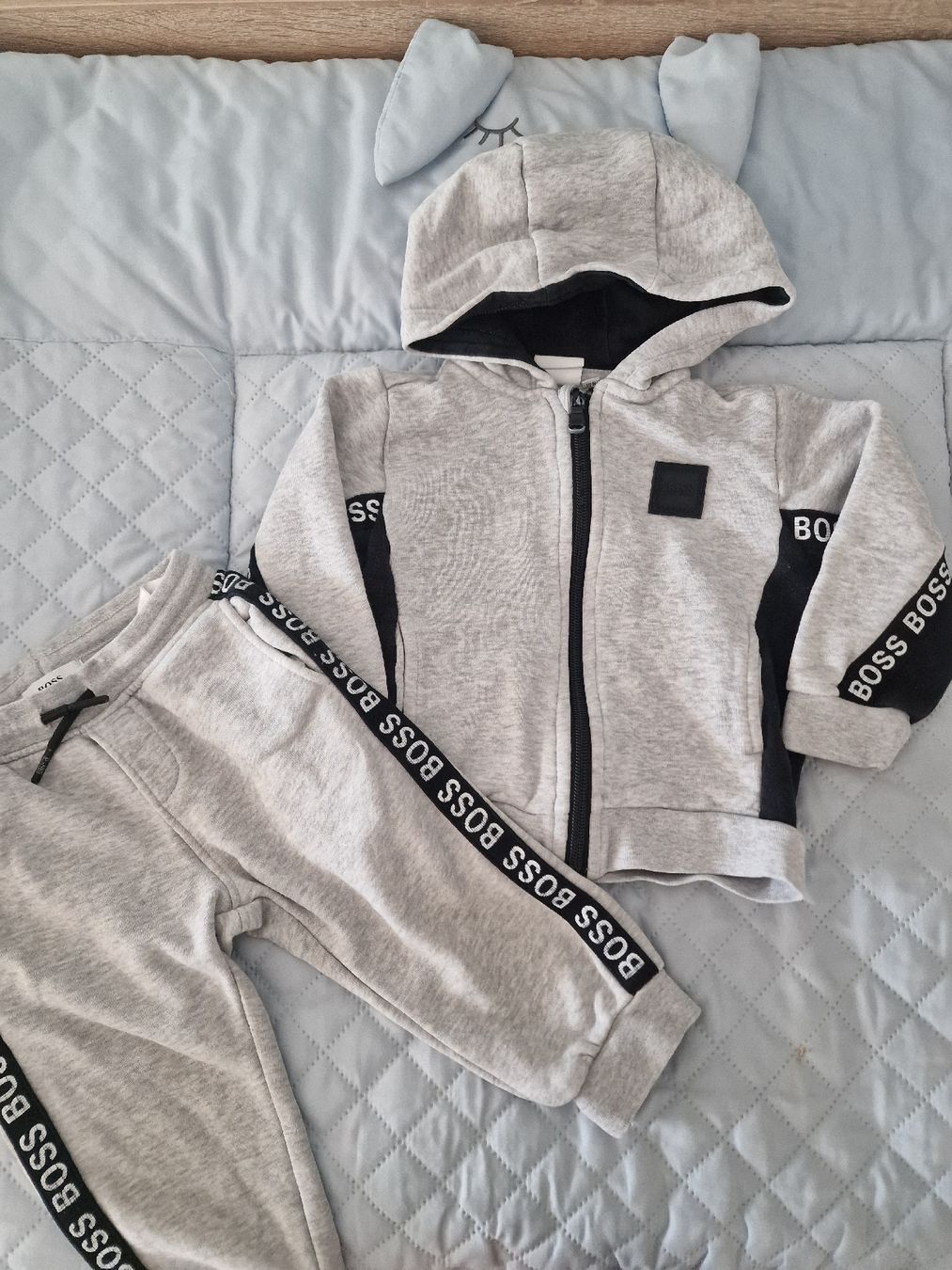 Hugo Boss Kleiderpakete & -sets: Ensemble Hugo Boss Bébé Garçon 18 mois - comme neuf! – Gebraucht aus Vétroz von elo_7srz