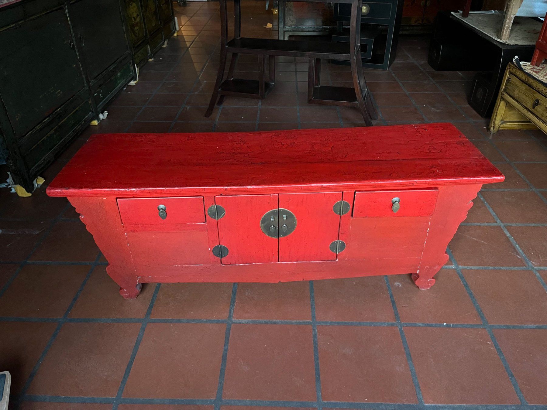 Cassettiere: Grosses, asiatisches Sideboard rot – Nuovo (secondo la descrizione) da Cham venduto da mjg1901 1