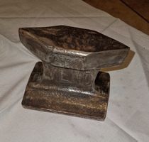 Kleiner Amboss aus Stahl für Handwerk gebraucht.