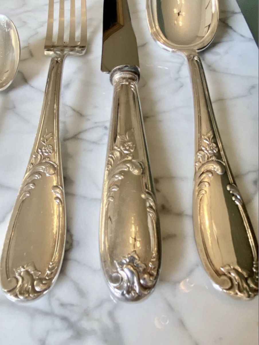 Set di piatti: Ménagère en métal argenté – Usato da Genève venduto da Oscar-111 2