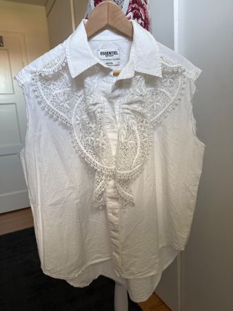 Essentiel Antwerp - warmweisse Bluse mit Spitzendetails S M