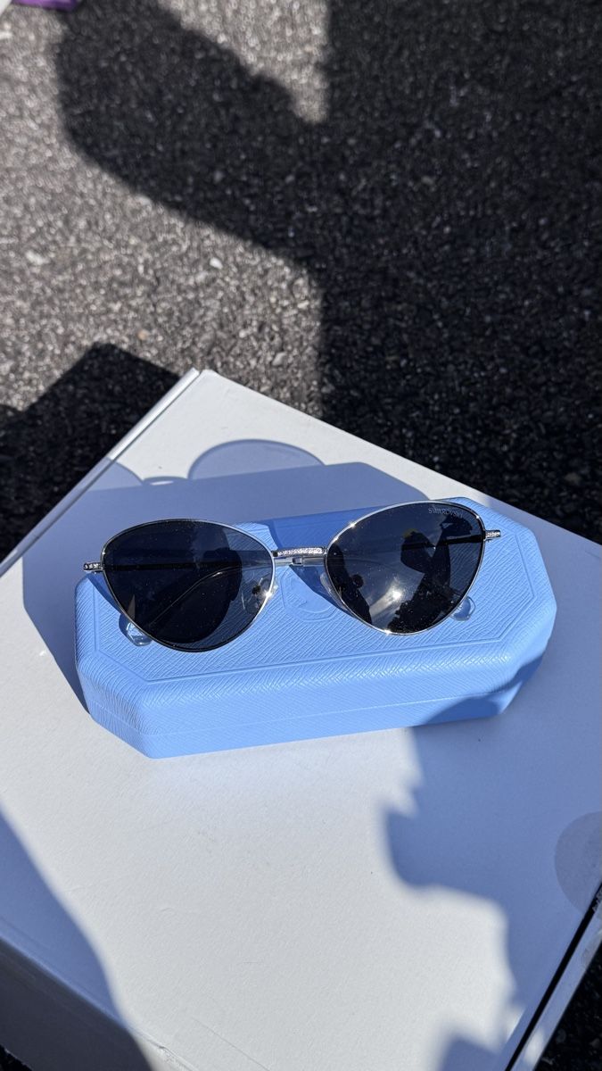 Swarovski Occhiali & Lenti: Summer Shades: Stylish Sunglasses - Silver Frame, Lightly Us – Nuovo e nell'imballaggio originale da Stäfa venduto da Pandorasbox2021 2