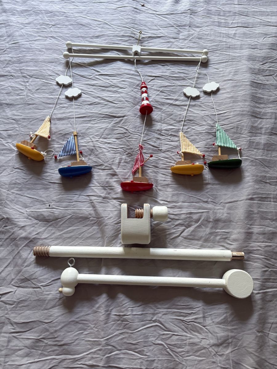 Spielzeuge: Mobile bébé en bois blanc bateaux – Gebraucht aus Genève von cec_6qrf 1