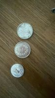 Lot de trois pièces de monnaie internationales diverses