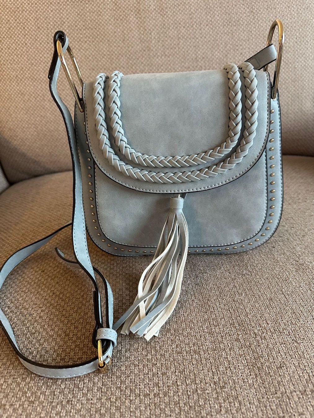 Taschen für Damen: Handtasche in Wildlederoptik hellblau mit Nieten Fransen – Neu (gemäss Beschreibung) aus Oberegg von m.akua