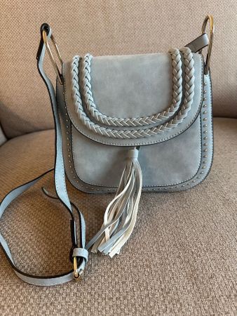 Handtasche in Wildlederoptik hellblau mit Nieten Fransen
