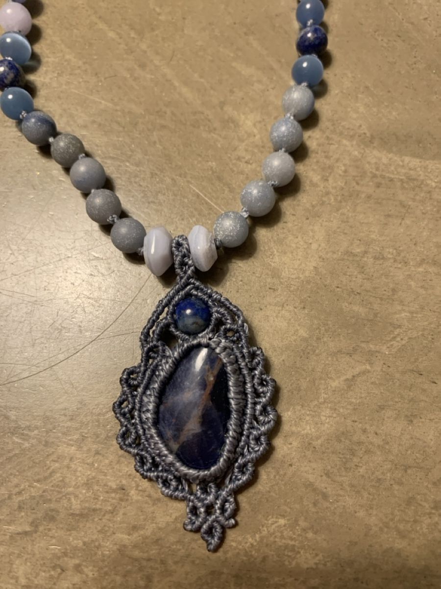 Catenine: 🩵 Collier Micromacramé–Sodalite, lapis-lazuli, aigue-marine – Nuovo e nell'imballaggio originale da Versoix venduto da val_t6jc 2