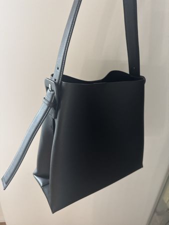 MANGO Schwarze Handtasche / Umhängetasche - Top Zustand!