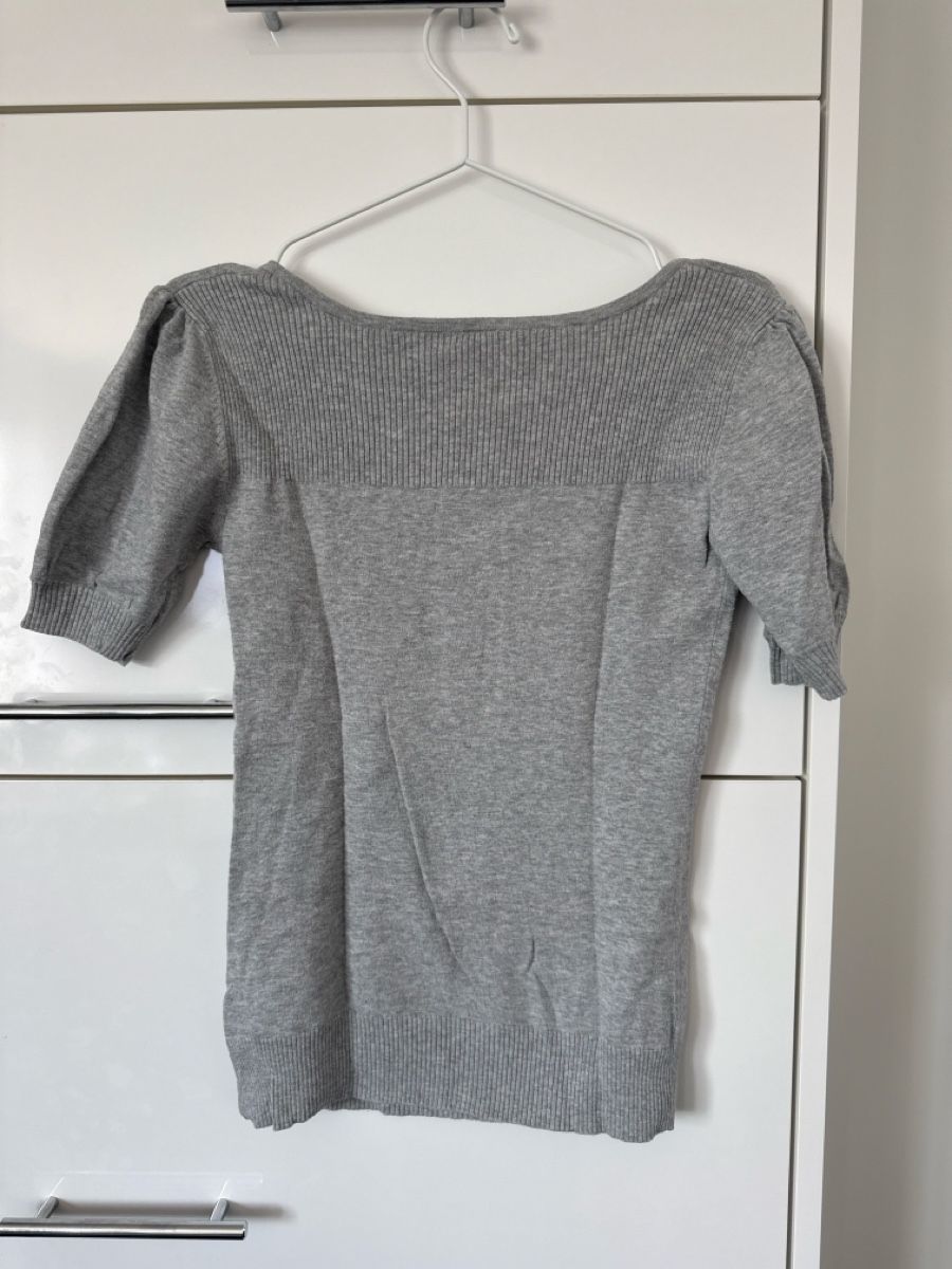 T-shirt: Grauer Feinstrick-Pullover mit Puffärmeln, Grösse S – Usato da Arbon venduto da llaauraa 3