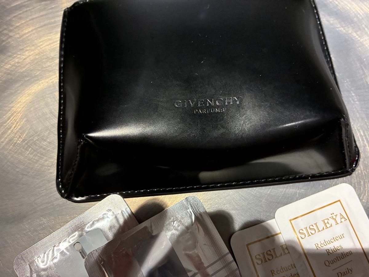 Kosmetikkoffer: Kosmetiketui von Givenchy schwarz, dazu Proben von Sisley – Neu und originalverpackt aus Niederglatt ZH von karinso 2