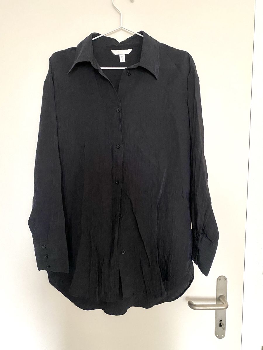 H&M Camicette: Schwarze Crinkle-Bluse – Usato da Luzern venduto da champagnelaury