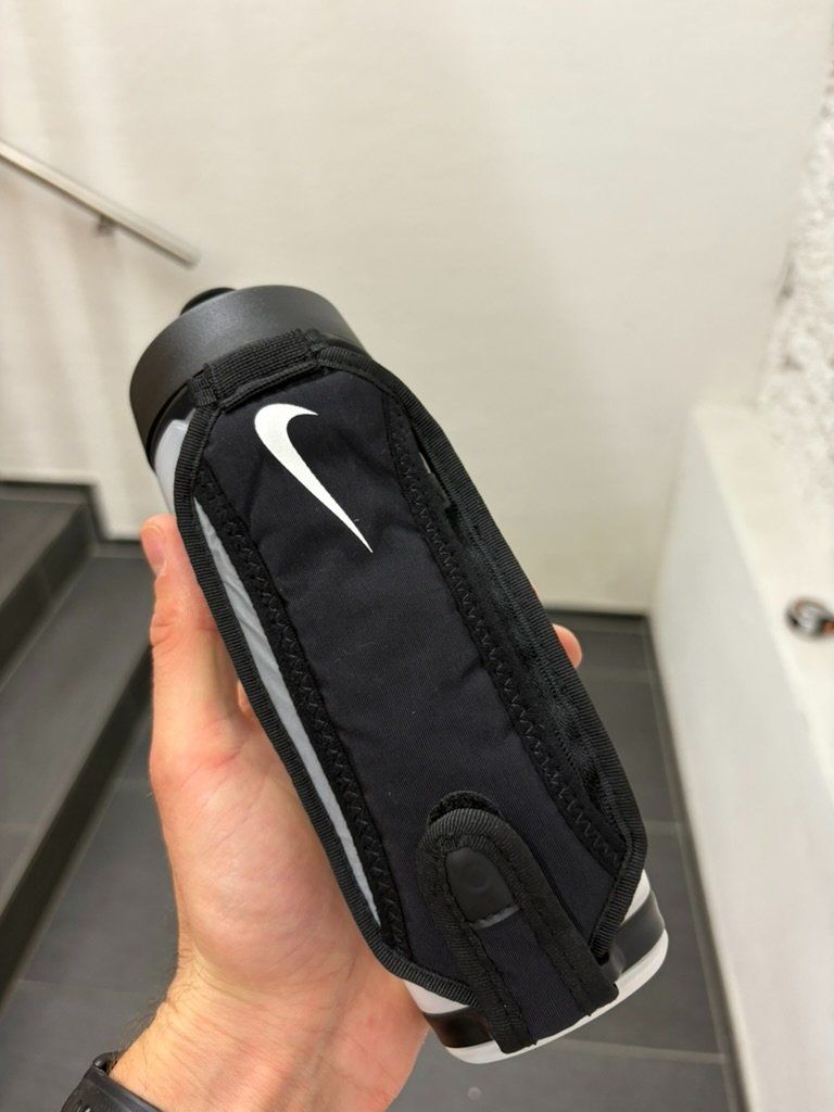 Nike Trinkflaschen & Thermosflaschen: Nike Trinkflasche mit Henkel – Gebraucht aus Zürich von henridv 1