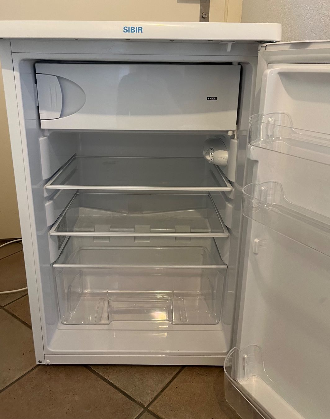 Sibir Frigoriferi: Kühlschrank Sibir KS 1204 mit Gefrierfach, freistehend – Usato da Zürich venduto da nuesim
