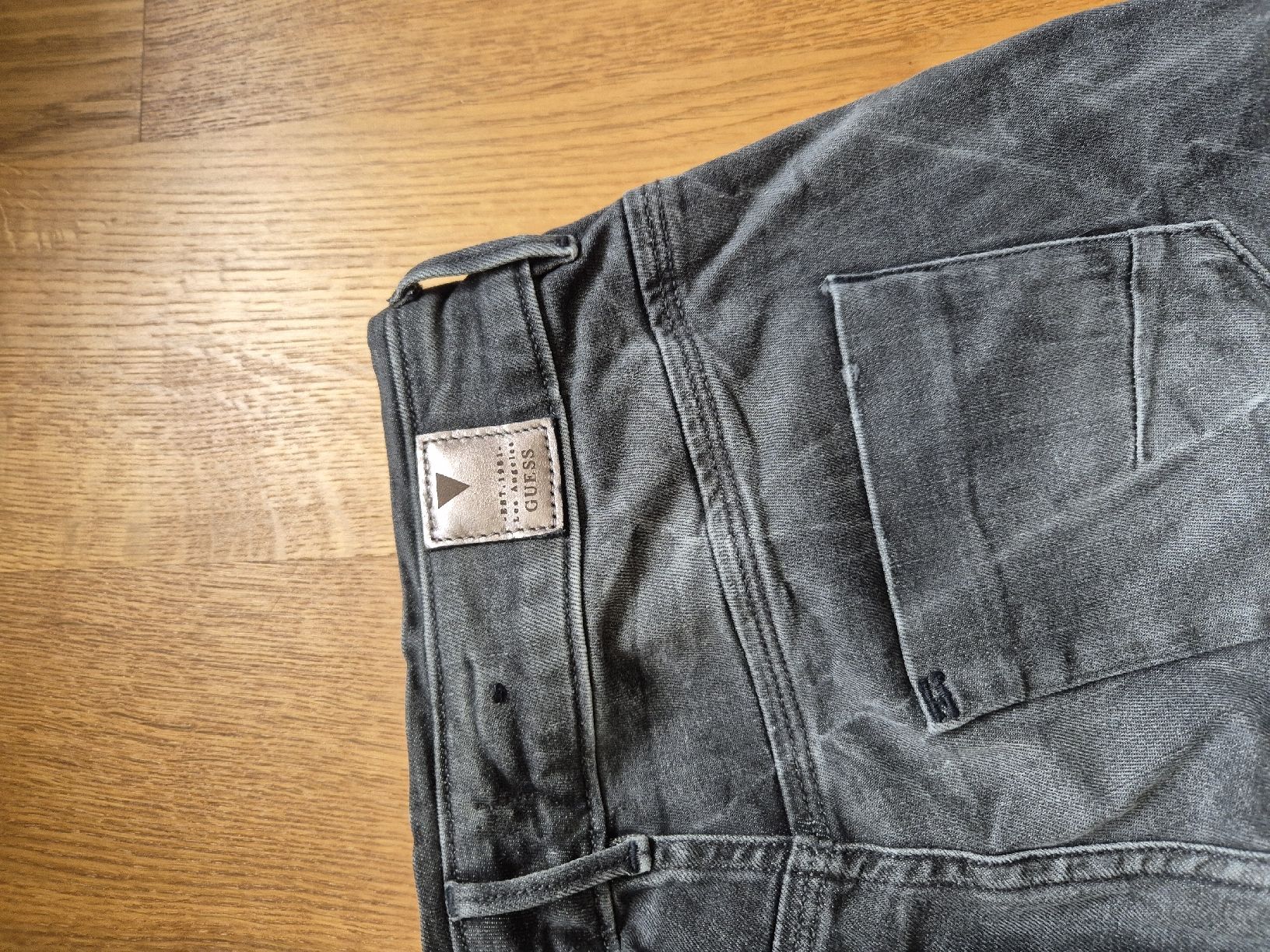Guess Jeans: Guess Jeans dunkelgrau – Usato da Feusisberg venduto da cts_55rn 3