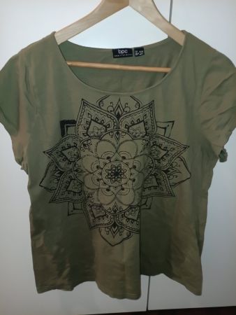 Oliv Grünes T-Shirt mit Ethno / Mandala Aufdruck, in 44