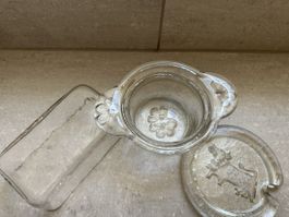 Glasbehälter mit Blumenmotiv und Kuh-Relief auf Deckel