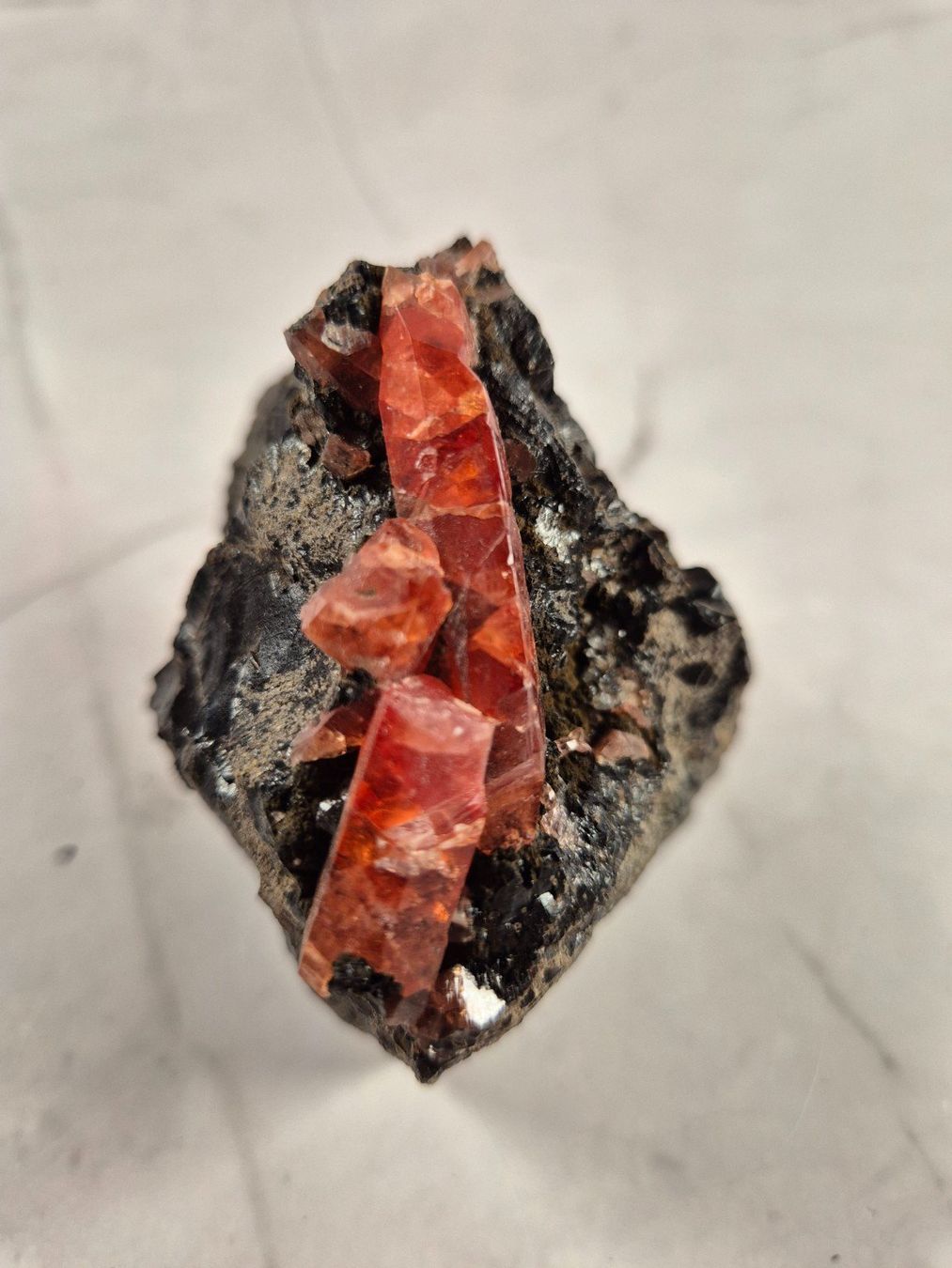 Minerali & Pietre curative: Vanadinite sur matrice sombre – Usato da Sugnens venduto da Madteus82 4
