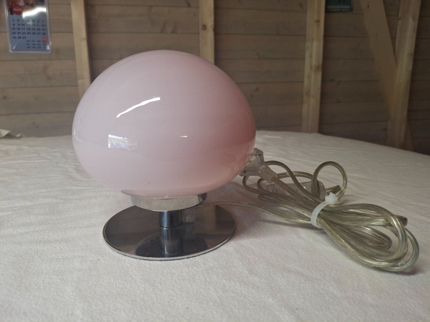 Lampen: Tischlampe rund pink Metallfuss – Gebraucht aus Horriwil von TOKYONIGHTS