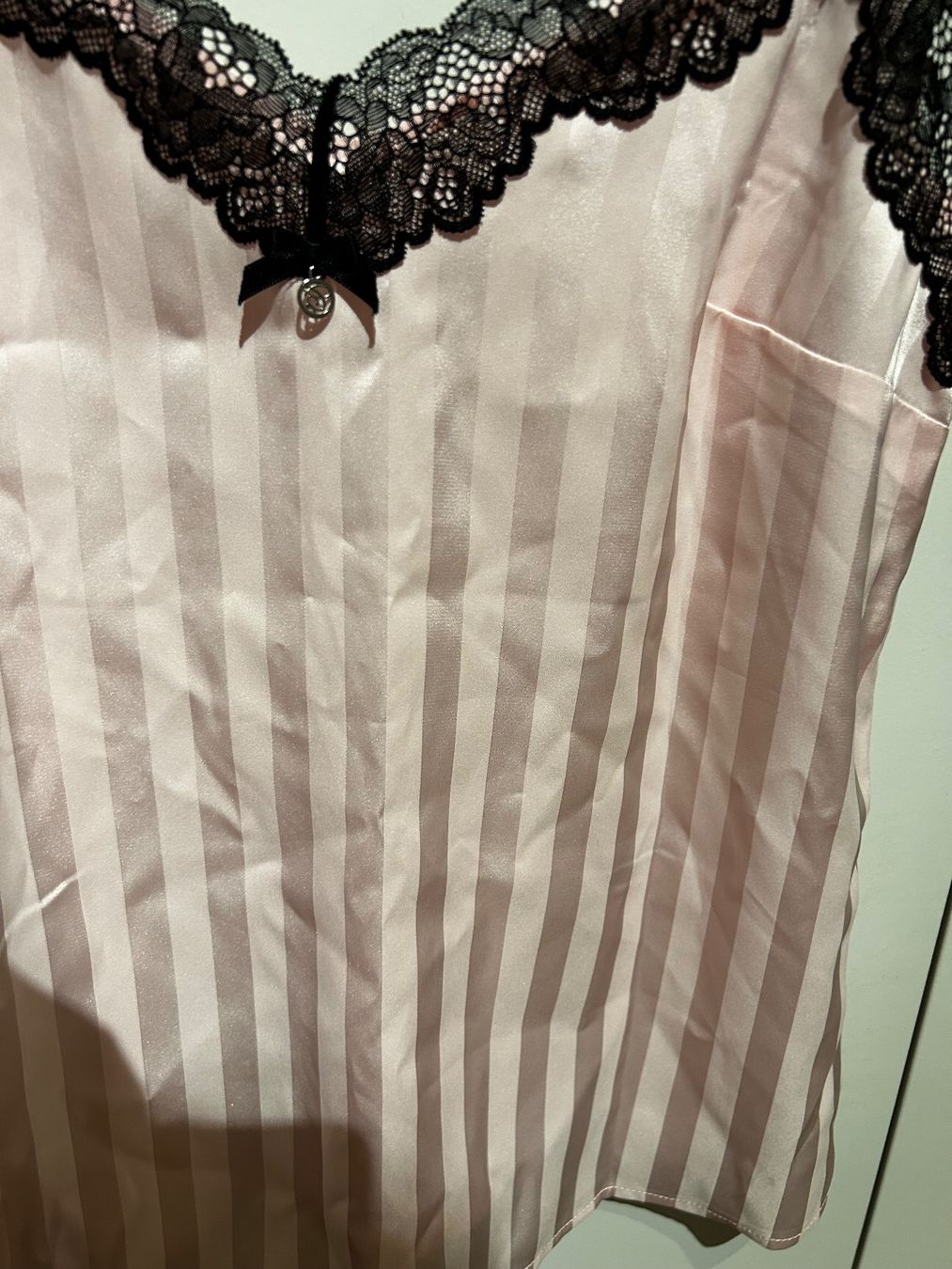 Top: Top in rosa mit schwarze Spitze gr xs – Usato da Scherz venduto da Mandarine8 2