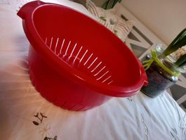 Grosses rotes Küchensieb, Gemüsesieb - perfekt für die Ernte