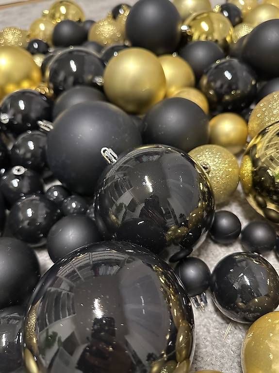 Alle Dekorationen: Grosses Set: Christbaumkugeln, Schwarz und Gold – Gebraucht aus Wangen SZ von Jaay_Sky 1