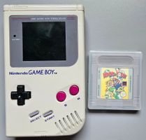 Nintendo Game Boy DMG-01 grau mit Mario und Yoshi