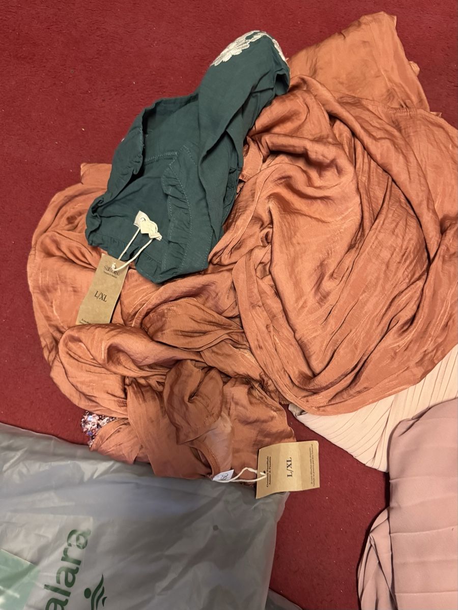Lotti di vestiti: Kleider neu 15 stk.  – Nuovo (secondo la descrizione) da Schlieren venduto da Freundlich02 9