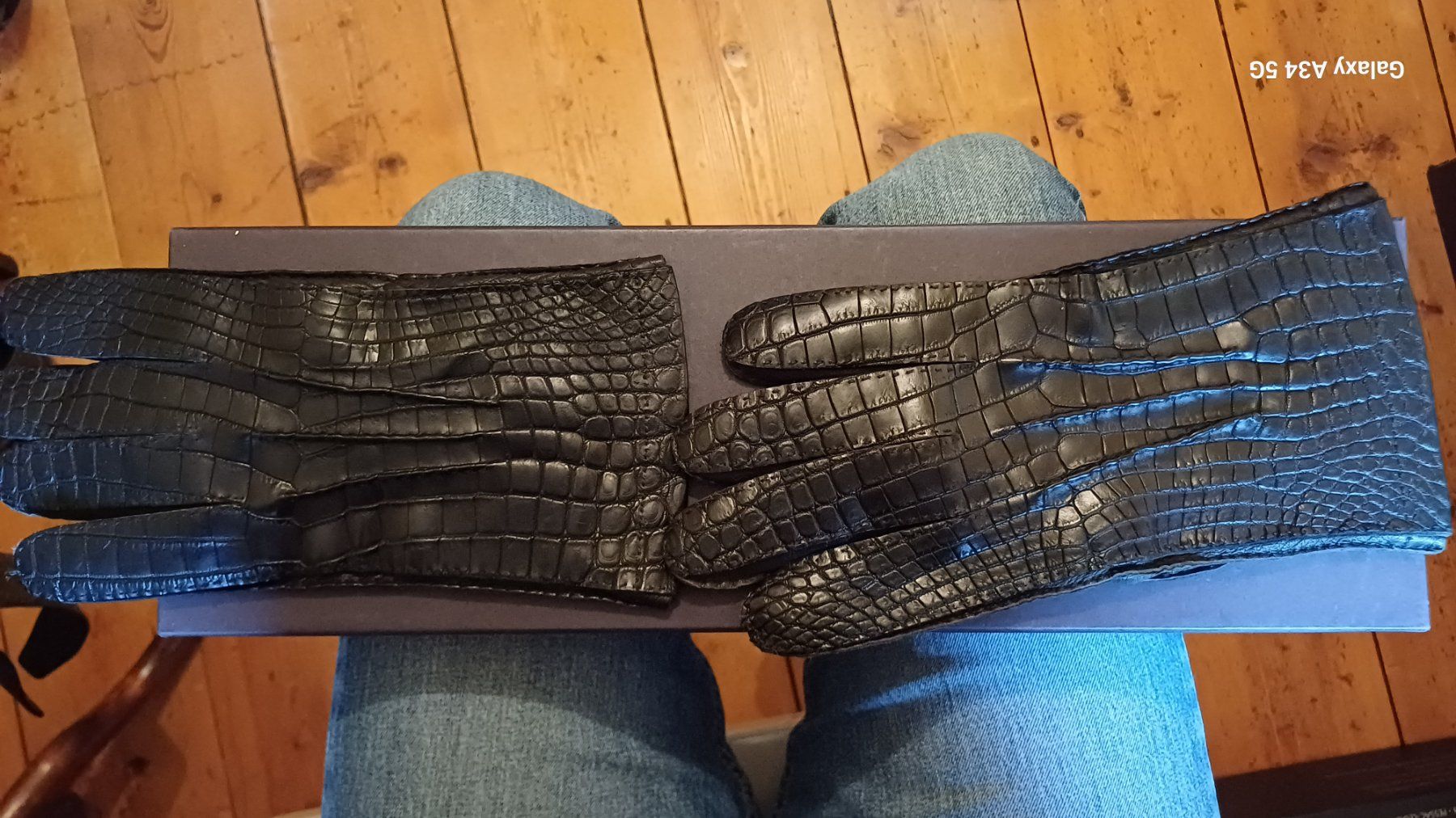 Prada Guanti & manicotti: Prada Handschuhe aus Aligatorleder – Usato da St. Gallen venduto da DiesundDas. 1