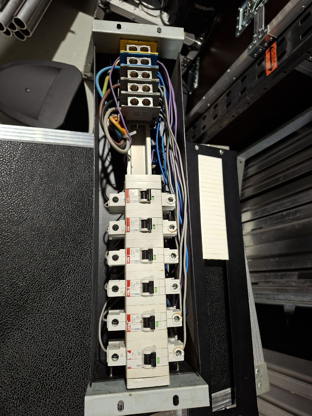 ABB Stromzufuhr: Stromverteiler mit 6x ABB Sicherungsautomaten C16A – Gebraucht aus Chur von 80808080 4
