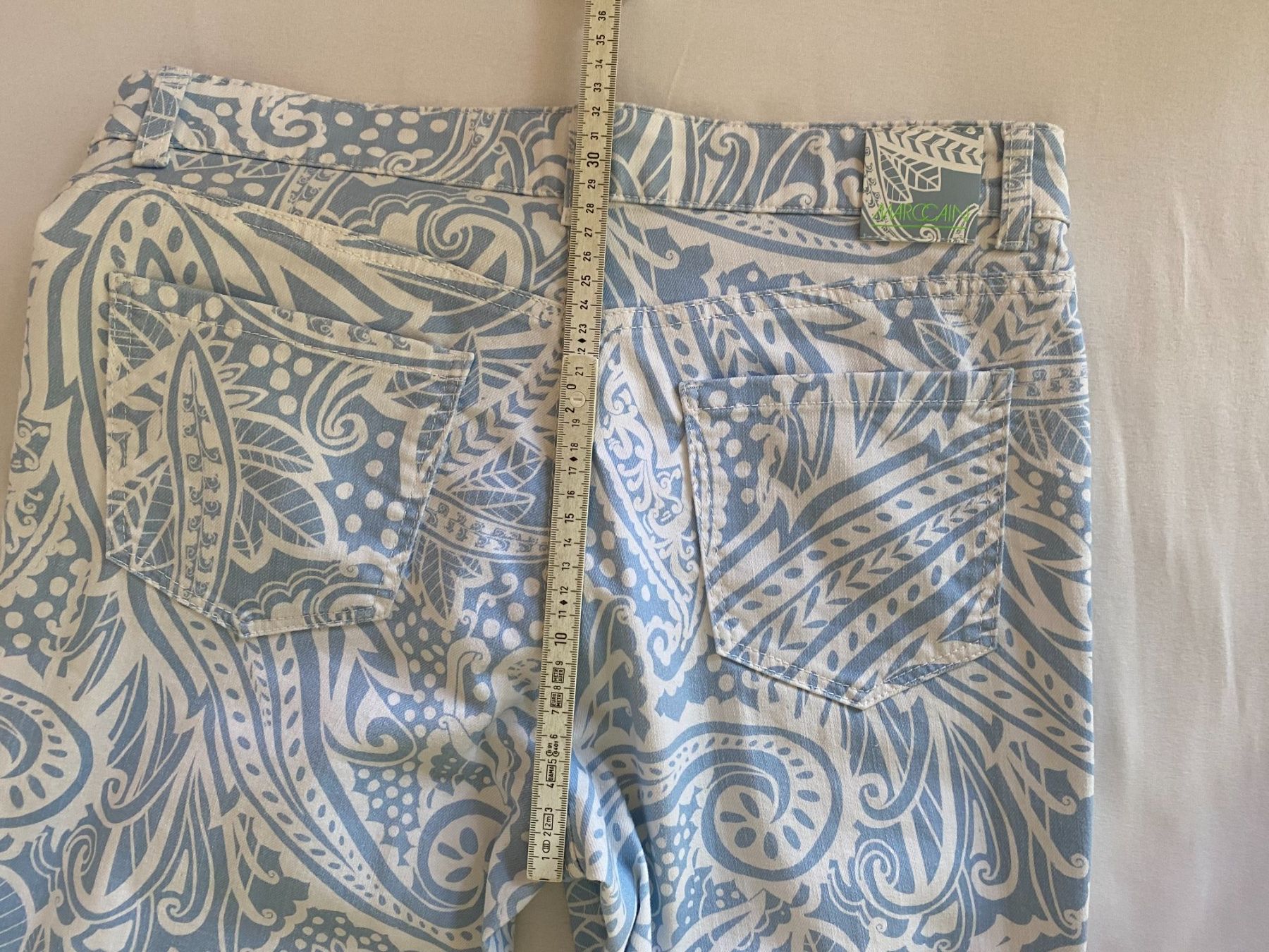 Marc Cain Jeans: Stretch 7/8 Damenhose MARC CAIN  Gr. 38 hellblau kl. Flecken – Usato da Niederrohrdorf venduto da park5 4