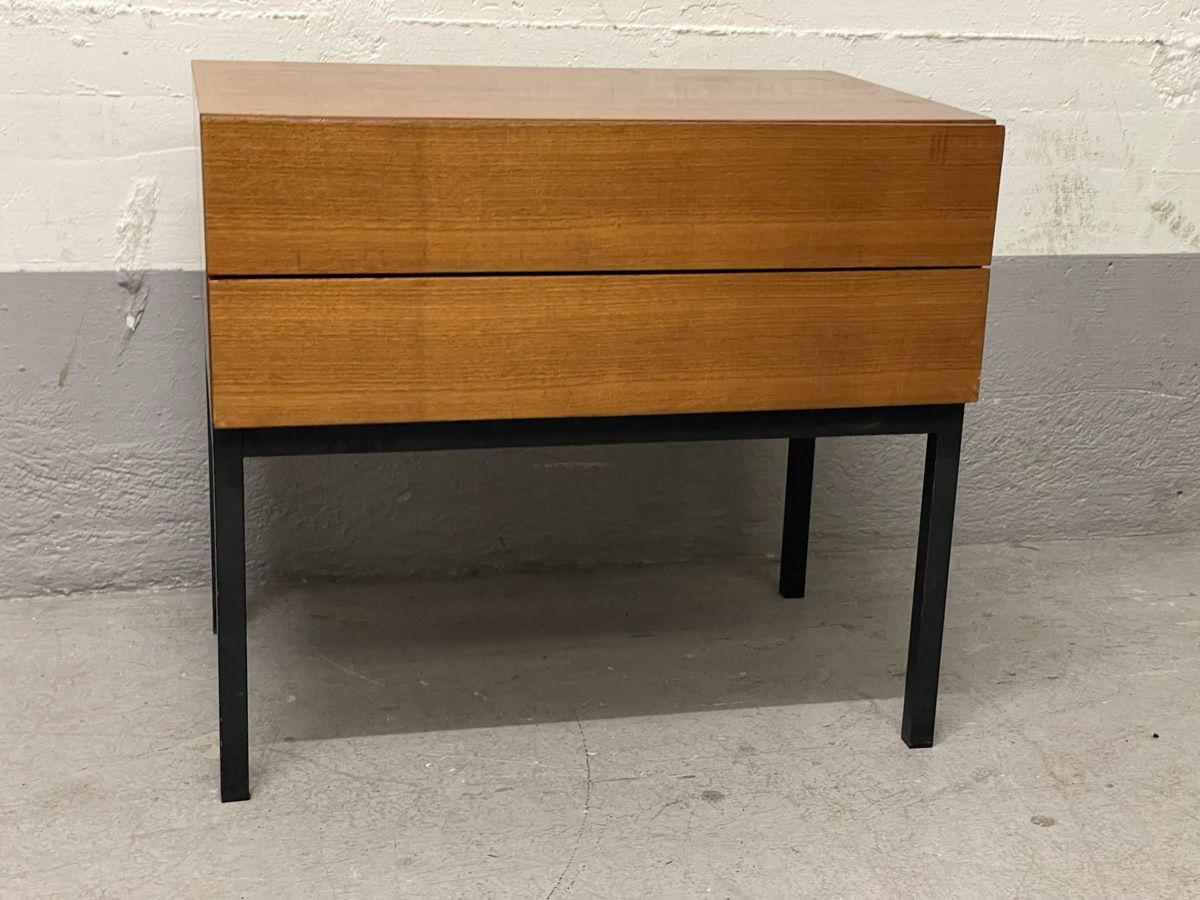 Commodes: Vintage kommode/sideboard mit 2 schubladen & metallfüsse – D'occasion à Zürich par Vintage-1993