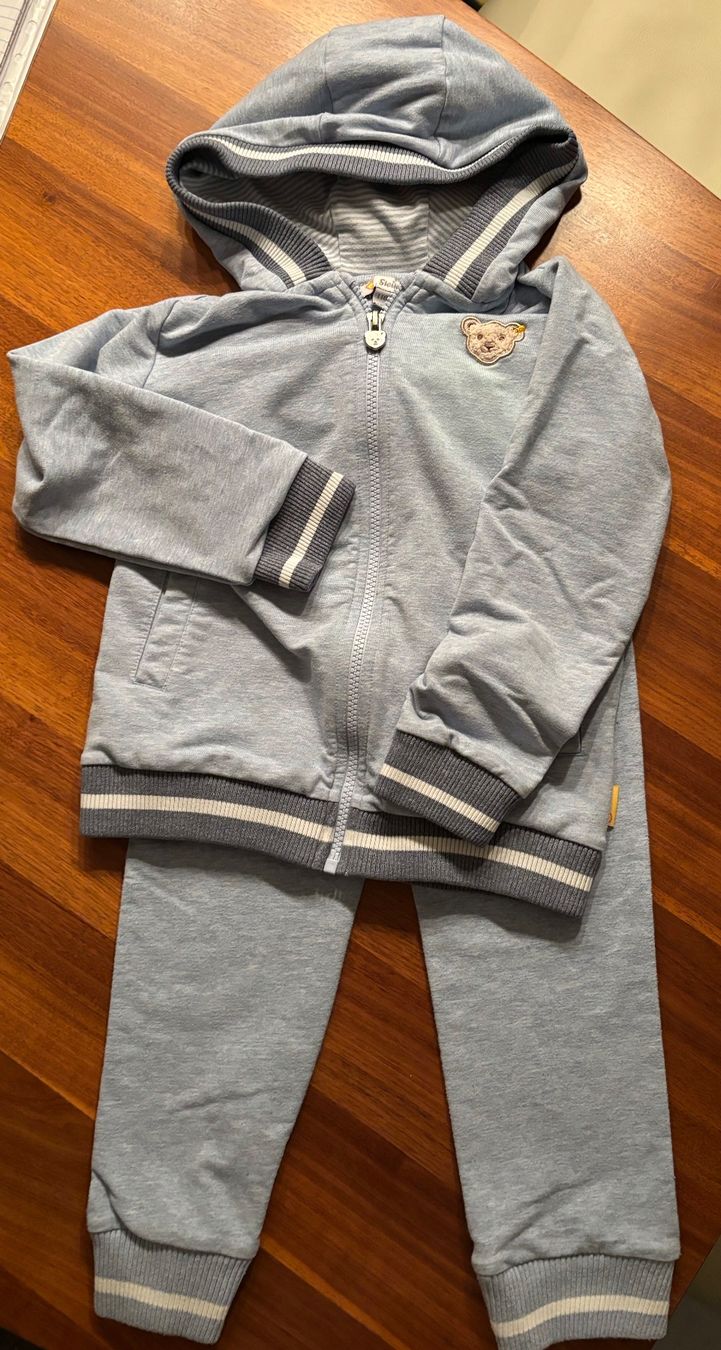 Lotti & Set di vestiti: Steiff Jungen Jogging Kombi 110/116 – Usato da Zollikon venduto da d_grabher