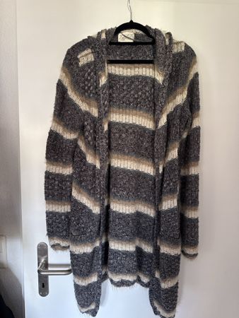 Strickjacke mit Kapuze, Gr. M, Lyla Lyla, Top!