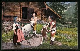 Drei Kinder in Appenzeller-Trachten mit 