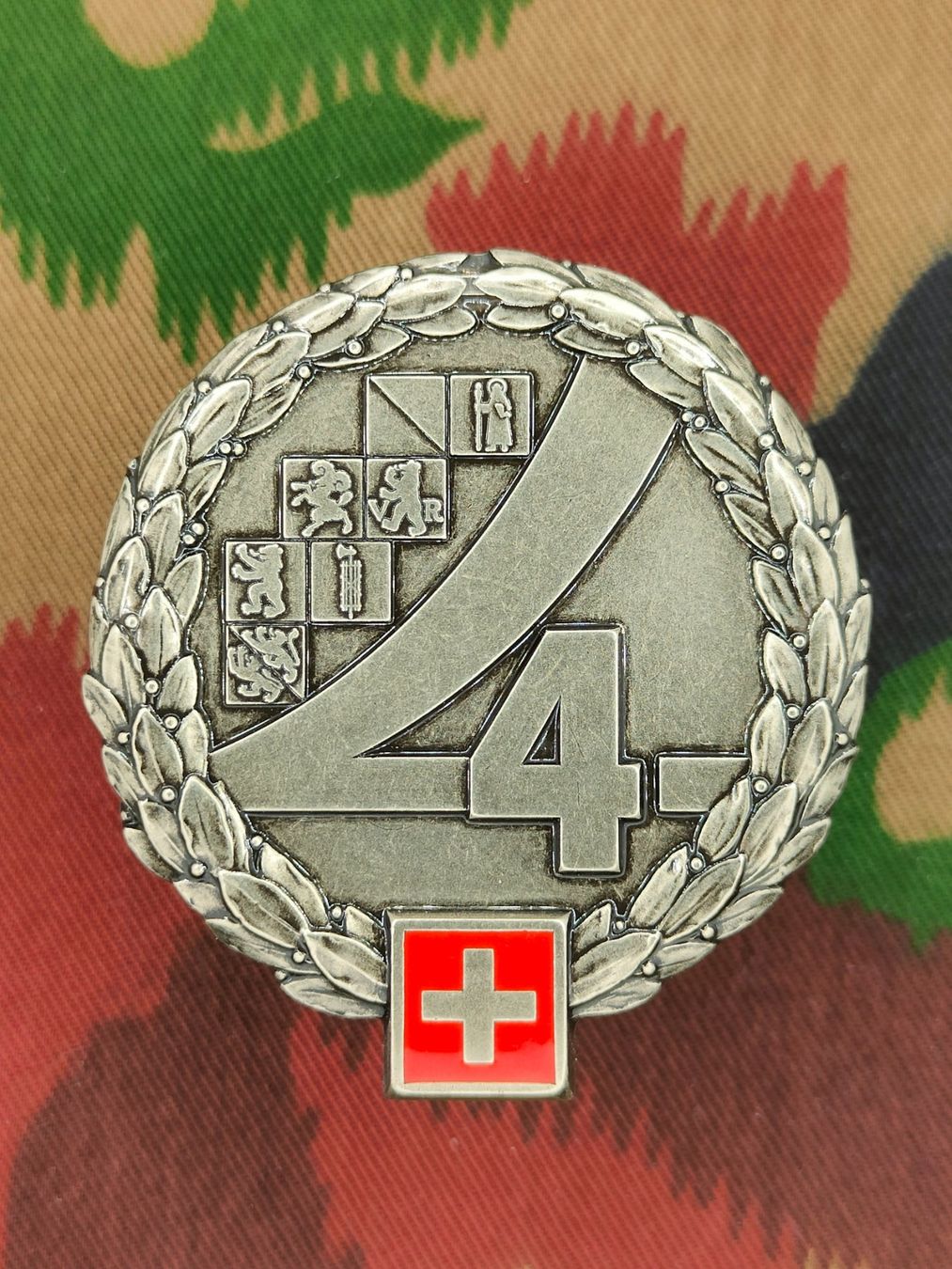 Schweizer Armee Uniformi: Béretemblem Territorialregion 4, neu – Usato da Bauma venduto da SwissMilitaria