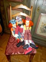 3 Clowns, handgemachte Kleider, Gesichter sind handbemalt.