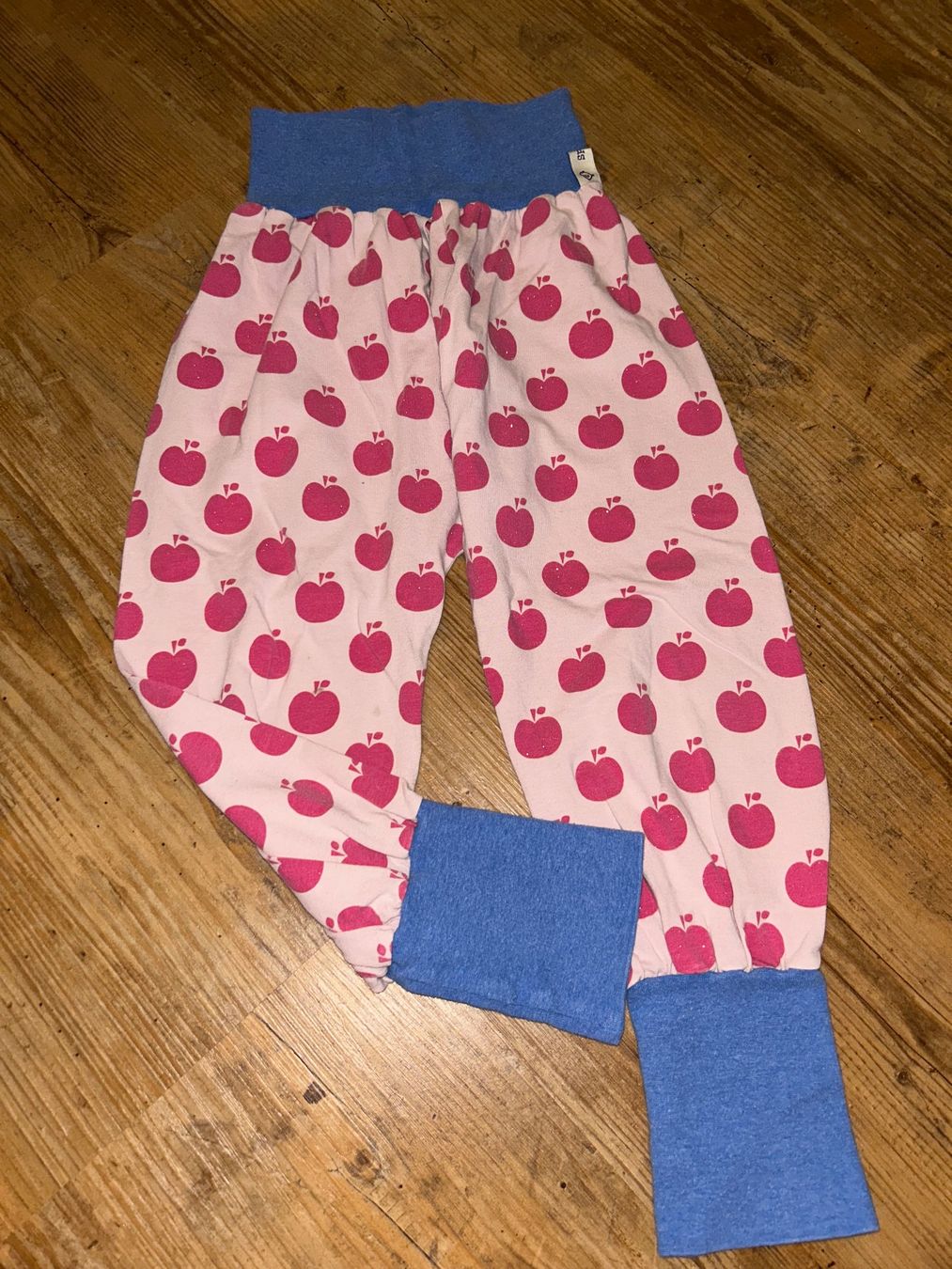 Pantalons: Rosa Trainerhose 110/116 – D'occasion à Safenwil par 2hand_aber_wertvoll