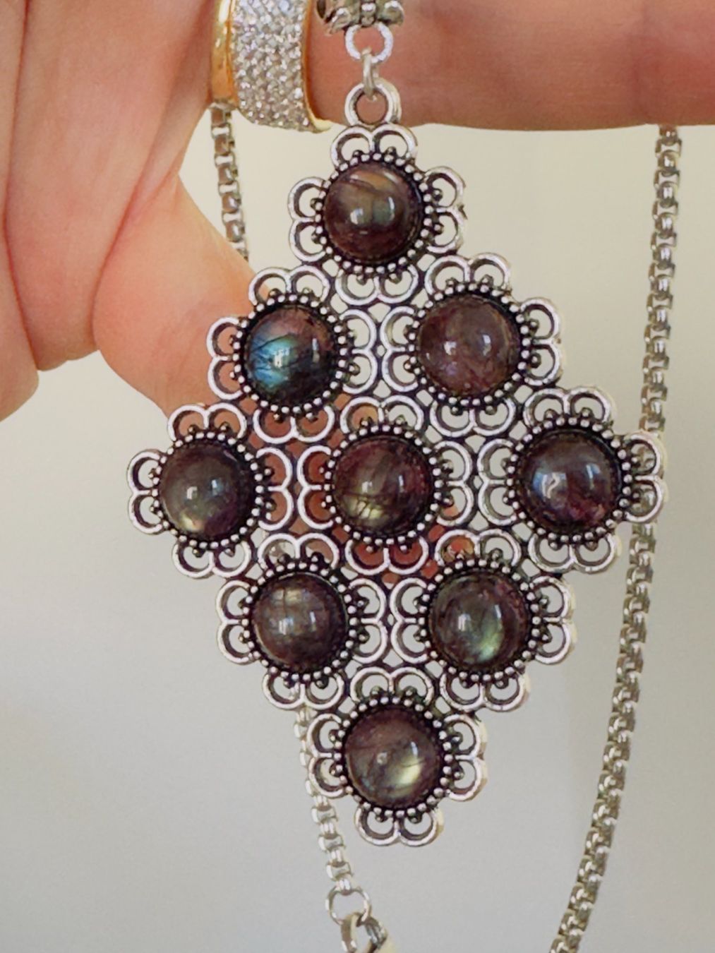 Catenine: Color Enhanced Red Flash Labradorite Necklace – Nuovo e nell'imballaggio originale da Genève venduto da AGBERG 7