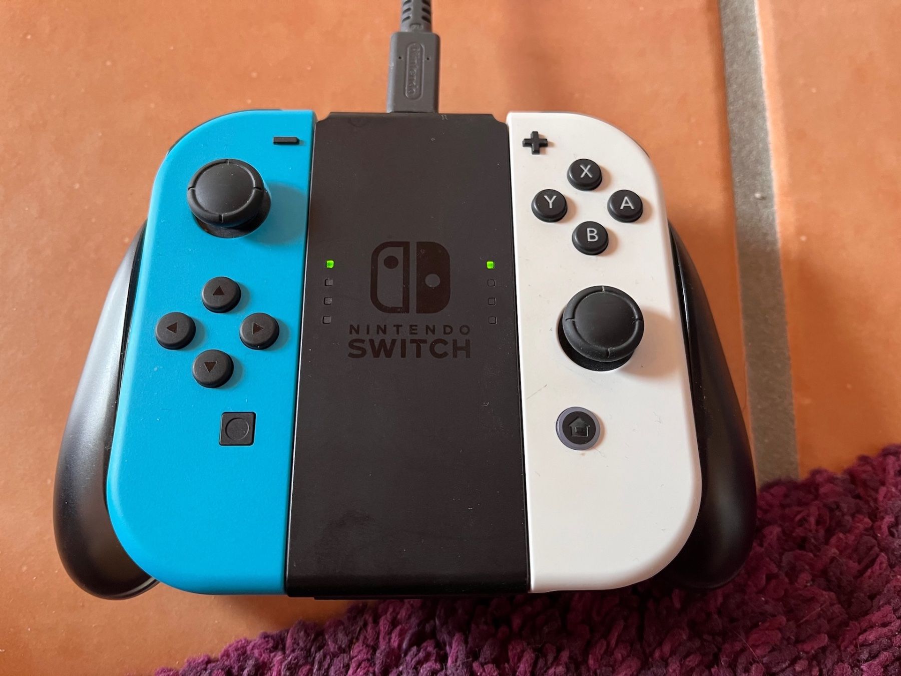 Nintendo Controller: Nintendo Joy-con charging grip + 2 Joy-con – Usato da Eclépens venduto da meegogeem