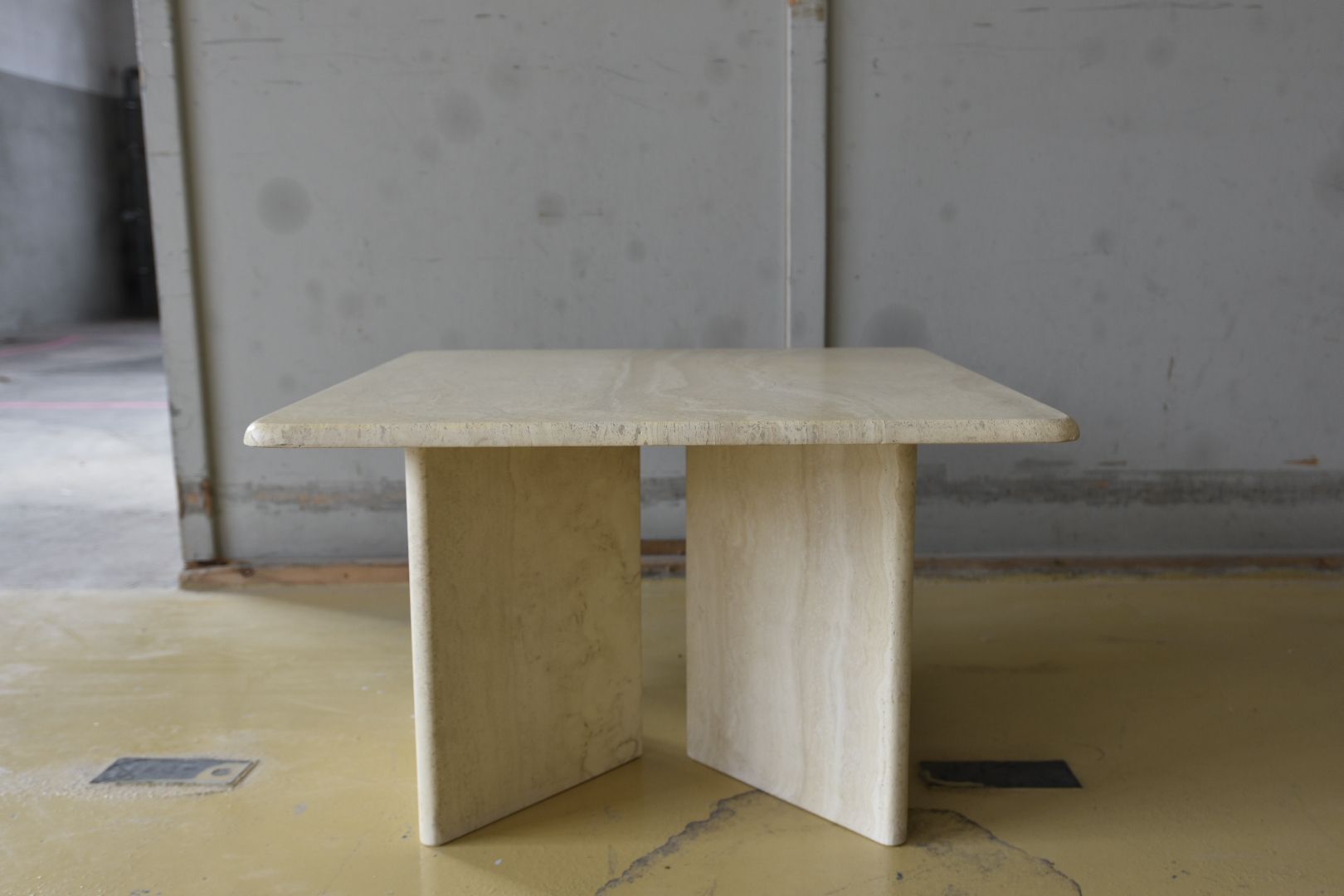 Tische: Vintage Couchtisch aus Travertin – Gebraucht aus Lichtensteig von UsedINStore