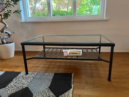 Schwarzer Couchtisch mit Glasplatte, zeitlos und elegant