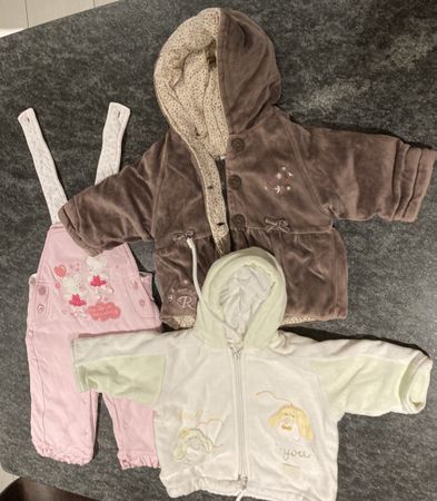 Winterkleider Baby Grösse 68 - 2 Jacken, 1 Latzhose